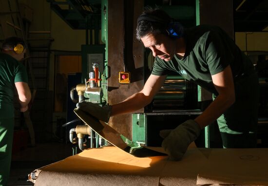 Производство золотых слитков на Московском монетном дворе