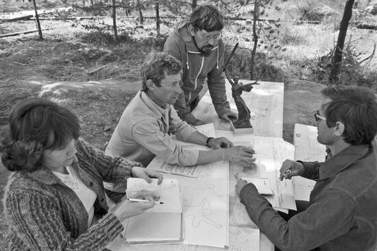 Профилактические работы по сохранению монумента "Родина-мать зовет!"