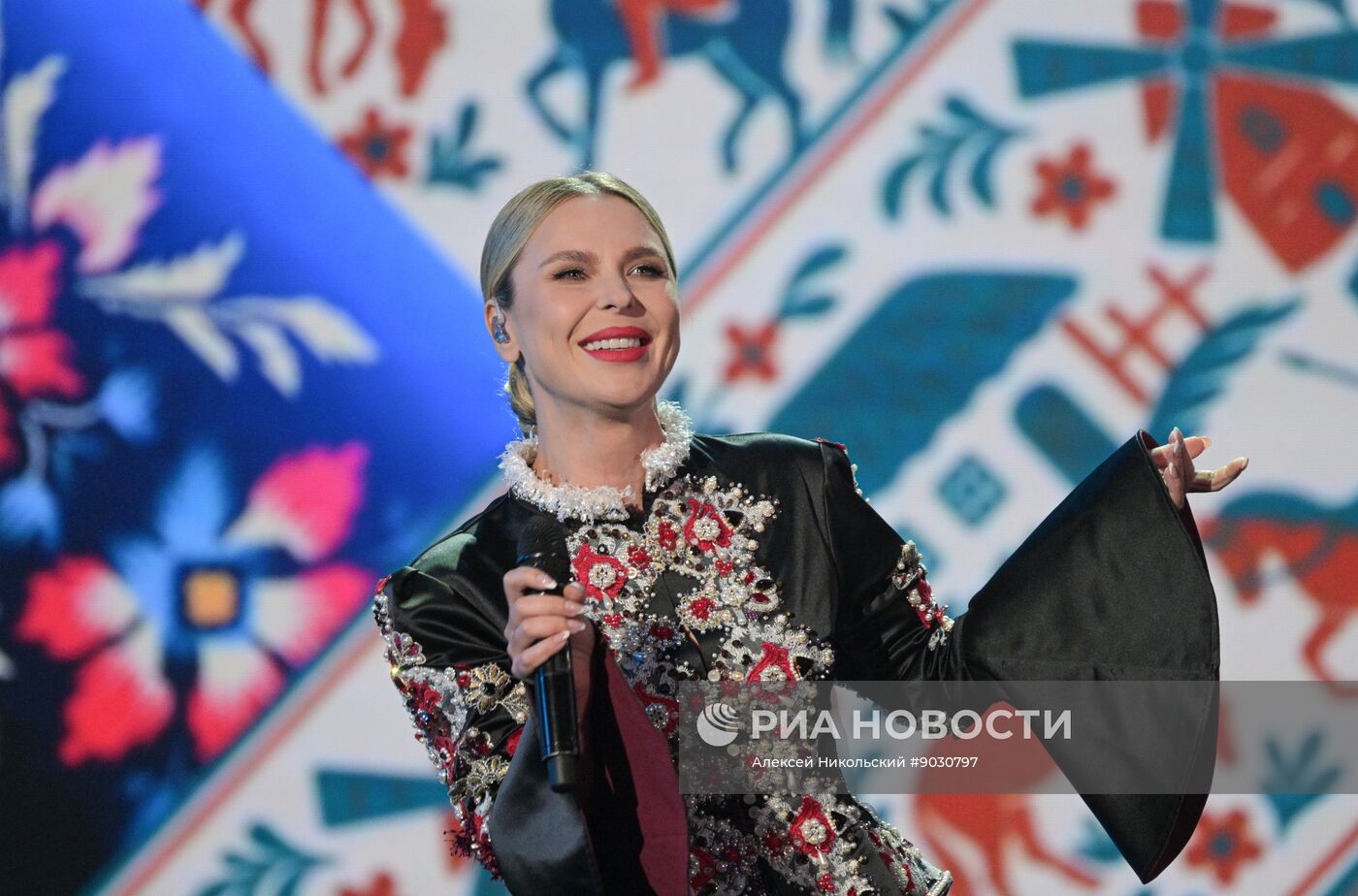 Концерт "Страна талантов" в Москве в честь 50-летия ансамбля "Русская песня"