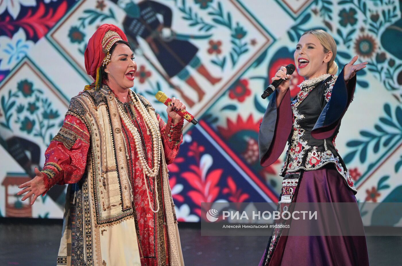 Концерт "Страна талантов" в Москве в честь 50-летия ансамбля "Русская песня"