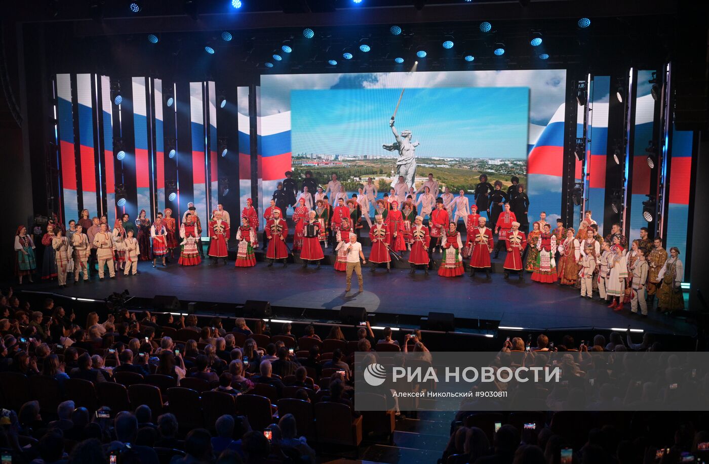 Концерт "Страна талантов" в Москве в честь 50-летия ансамбля "Русская песня"