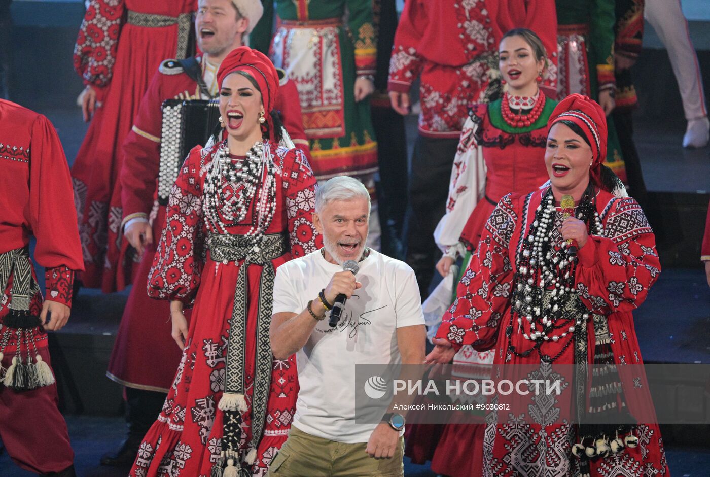 Концерт "Страна талантов" в Москве в честь 50-летия ансамбля "Русская песня"