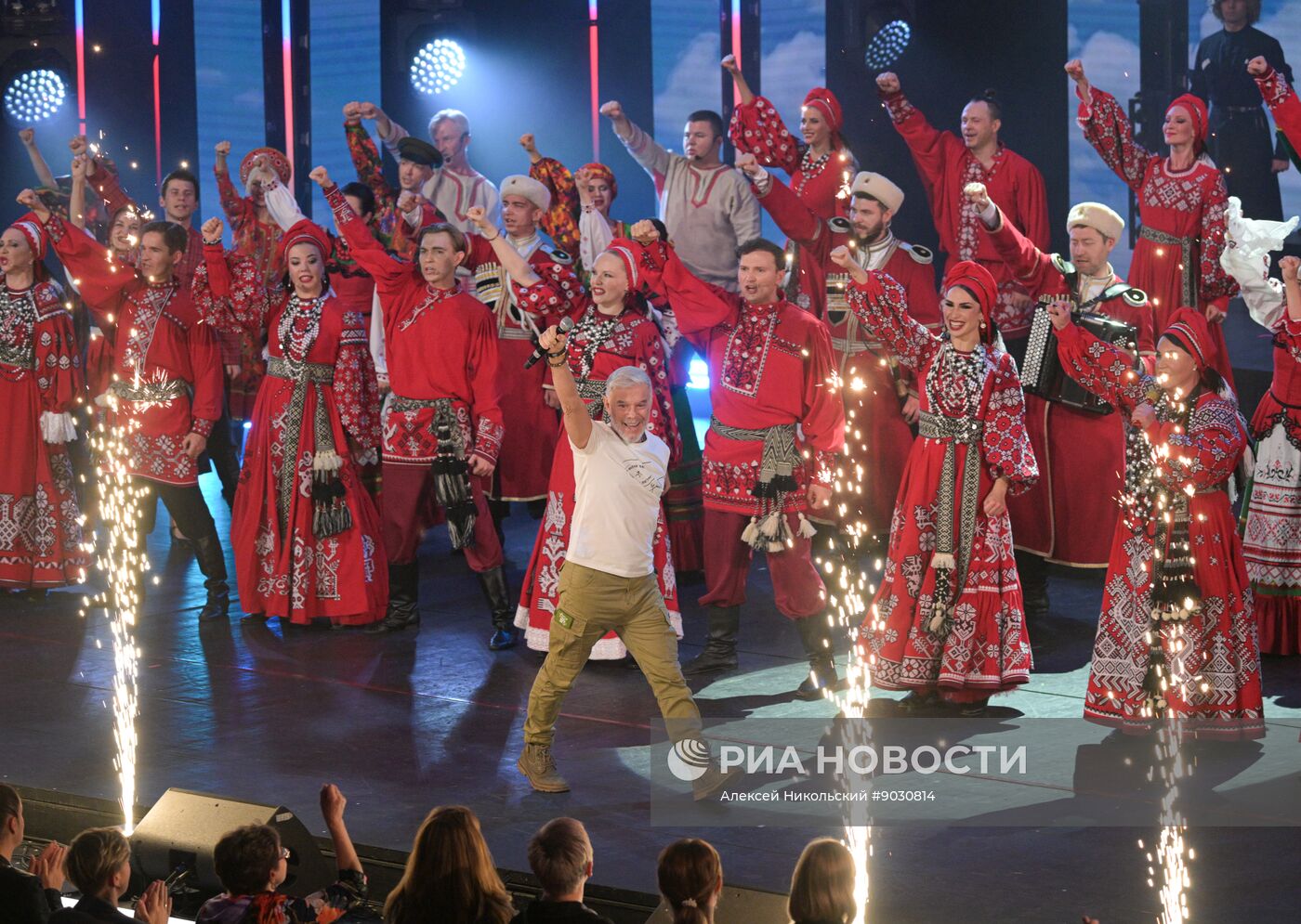 Концерт "Страна талантов" в Москве в честь 50-летия ансамбля "Русская песня"