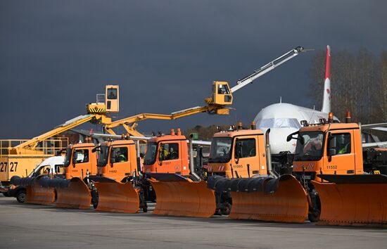 Парад зимней техники в аэропорту Домодедово  