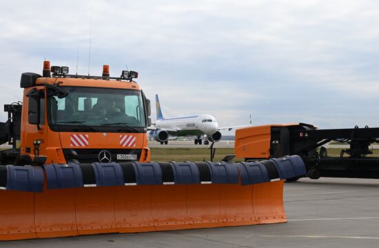 Парад зимней техники в аэропорту Домодедово  