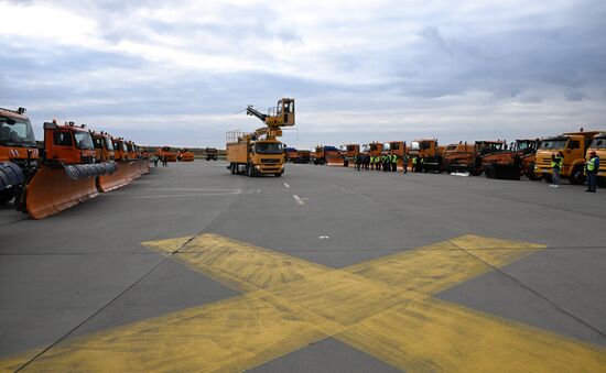 Парад зимней техники в аэропорту Домодедово  