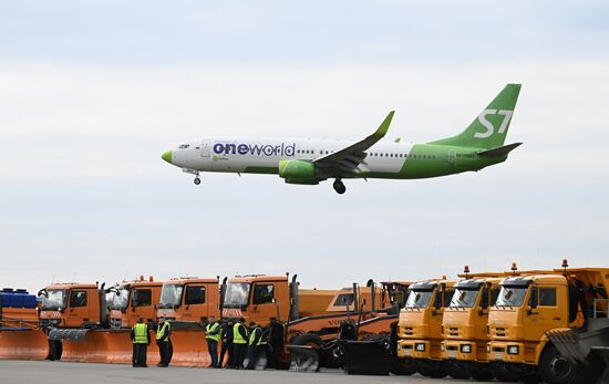 Парад зимней техники в аэропорту Домодедово  