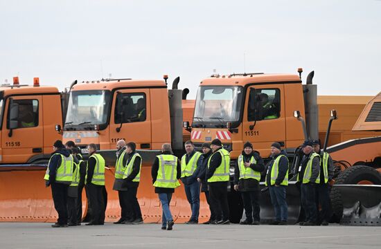 Парад зимней техники в аэропорту Домодедово  