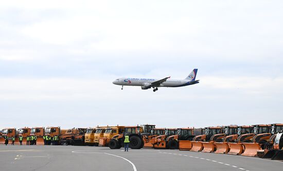 Парад зимней техники в аэропорту Домодедово  