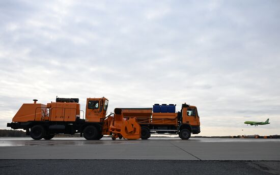 Парад зимней техники в аэропорту Домодедово  
