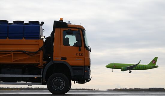 Парад зимней техники в аэропорту Домодедово  