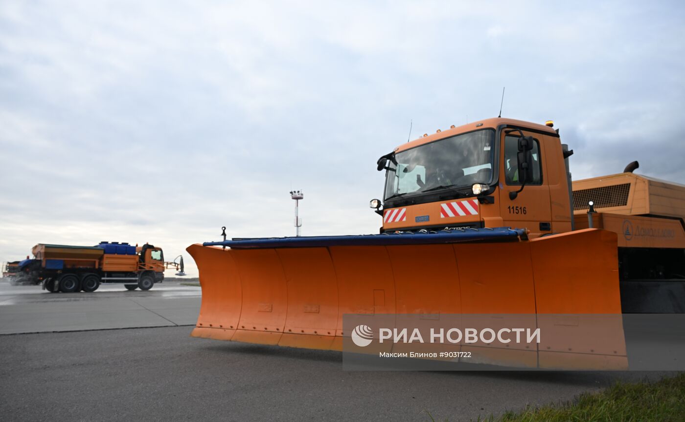 Парад зимней техники в аэропорту Домодедово  