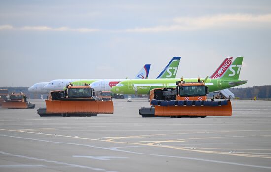 Парад зимней техники в аэропорту Домодедово  