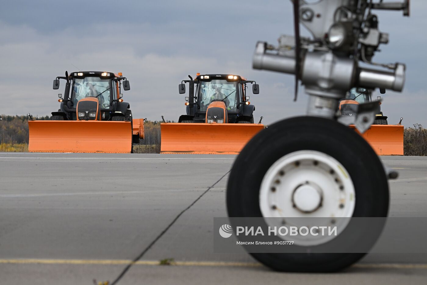 Парад зимней техники в аэропорту Домодедово  