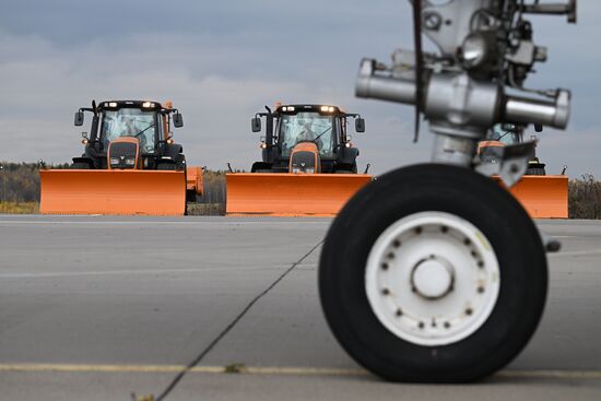 Парад зимней техники в аэропорту Домодедово  