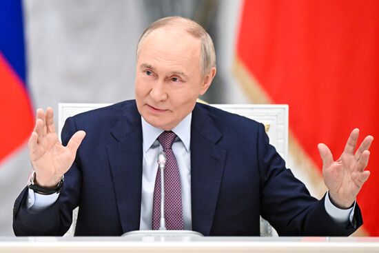 Заседание Совета при президенте РФ по реализации государственной демографической и семейной политики