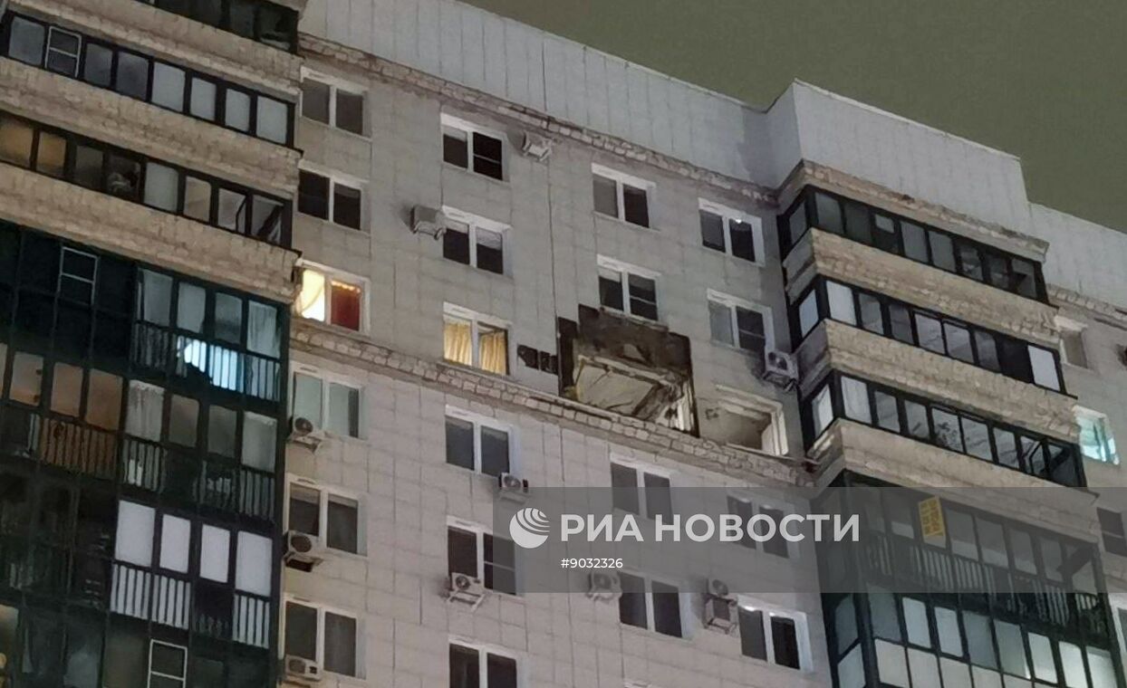 Последствия попадания БПЛА в жилой дом в подмосковном Красногорске