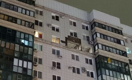 Последствия попадания БПЛА в жилой дом в подмосковном Красногорске