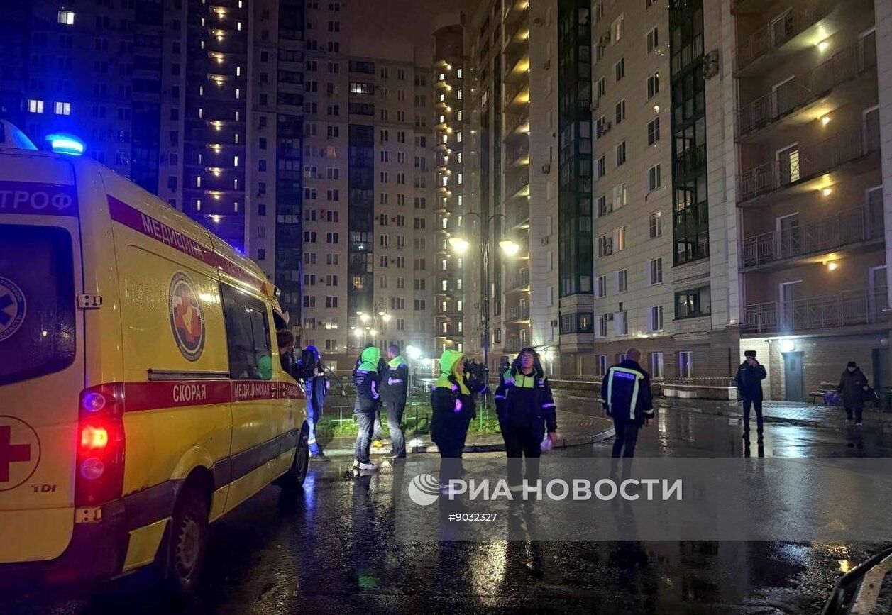 Последствия попадания БПЛА в жилой дом в подмосковном Красногорске