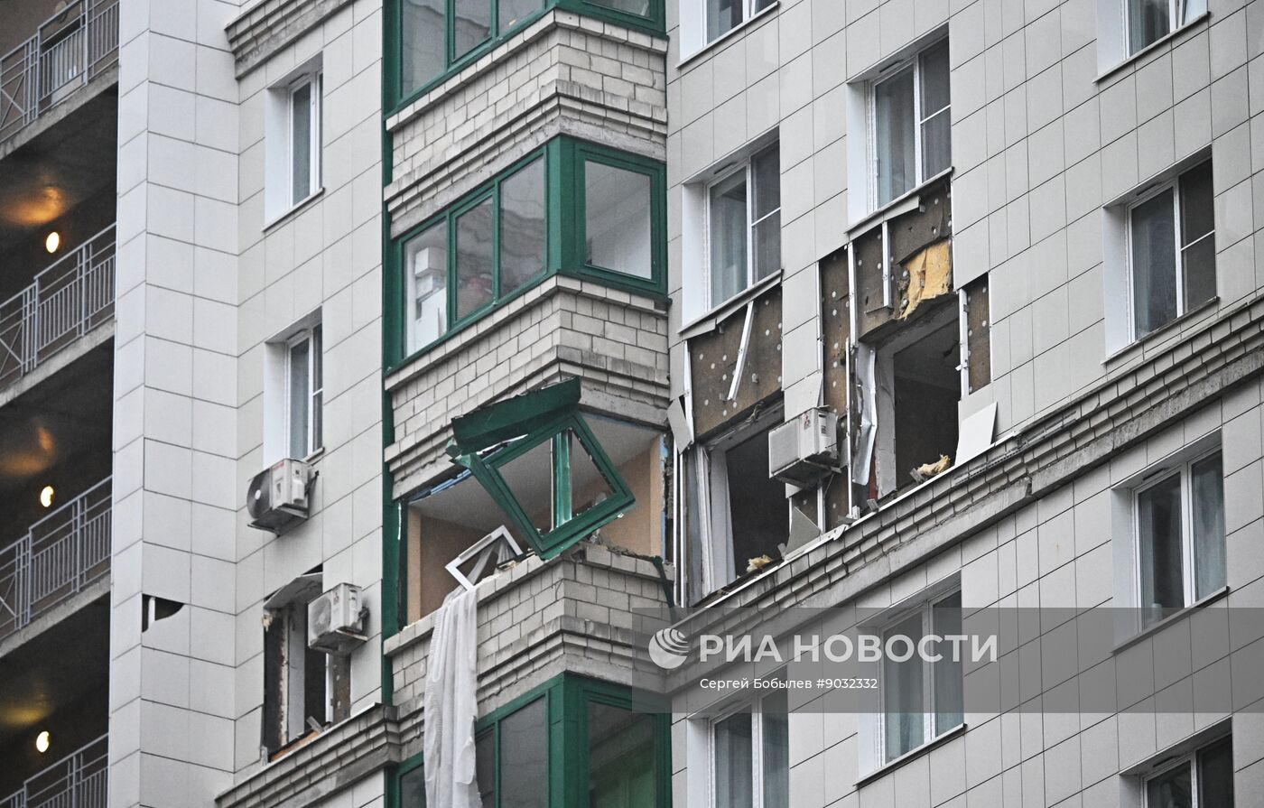 Последствия попадания БПЛА в жилой дом в подмосковном Красногорске