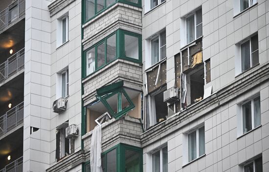 Последствия попадания БПЛА в жилой дом в подмосковном Красногорске