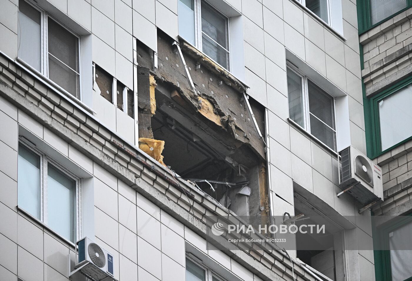 Последствия попадания БПЛА в жилой дом в подмосковном Красногорске