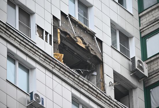 Последствия попадания БПЛА в жилой дом в подмосковном Красногорске