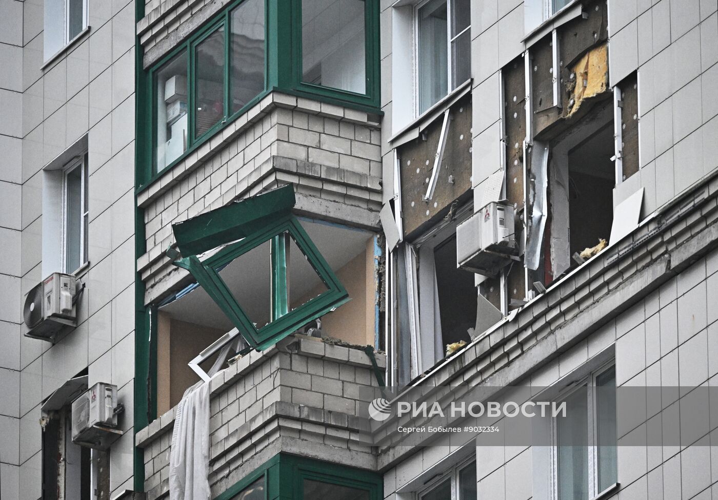 Последствия попадания БПЛА в жилой дом в подмосковном Красногорске