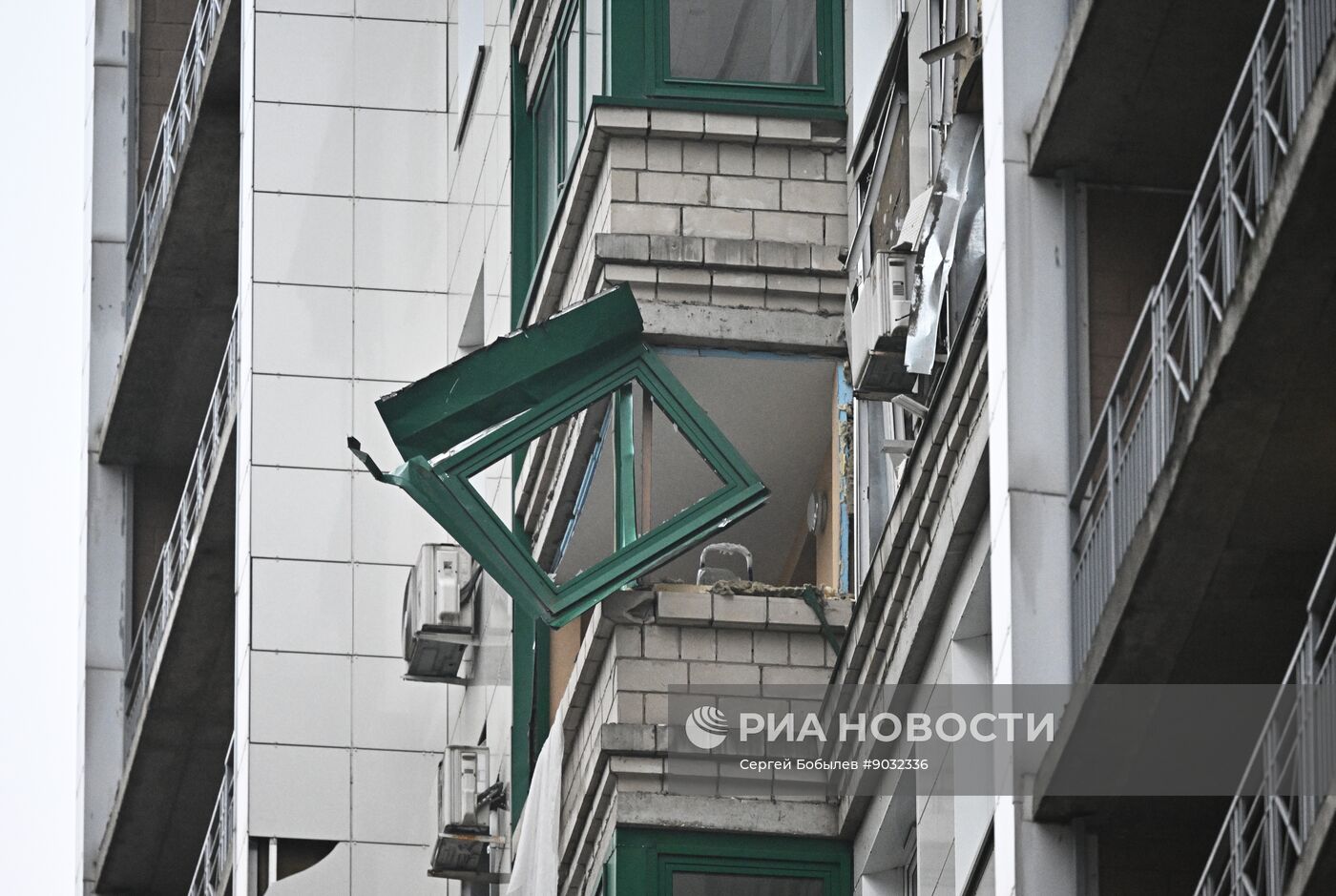 Последствия попадания БПЛА в жилой дом в подмосковном Красногорске