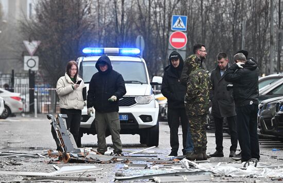 Последствия попадания БПЛА в жилой дом в подмосковном Красногорске