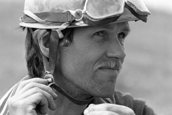 Профилактические работы по сохранению монумента "Родина-мать зовет!"