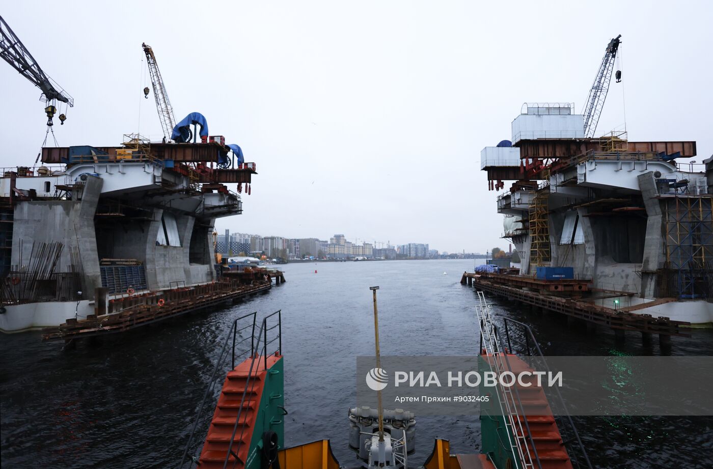 Строительная площадка Большого Смоленского моста в Санкт-Петербурге