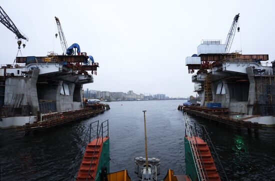Строительная площадка Большого Смоленского моста в Санкт-Петербурге