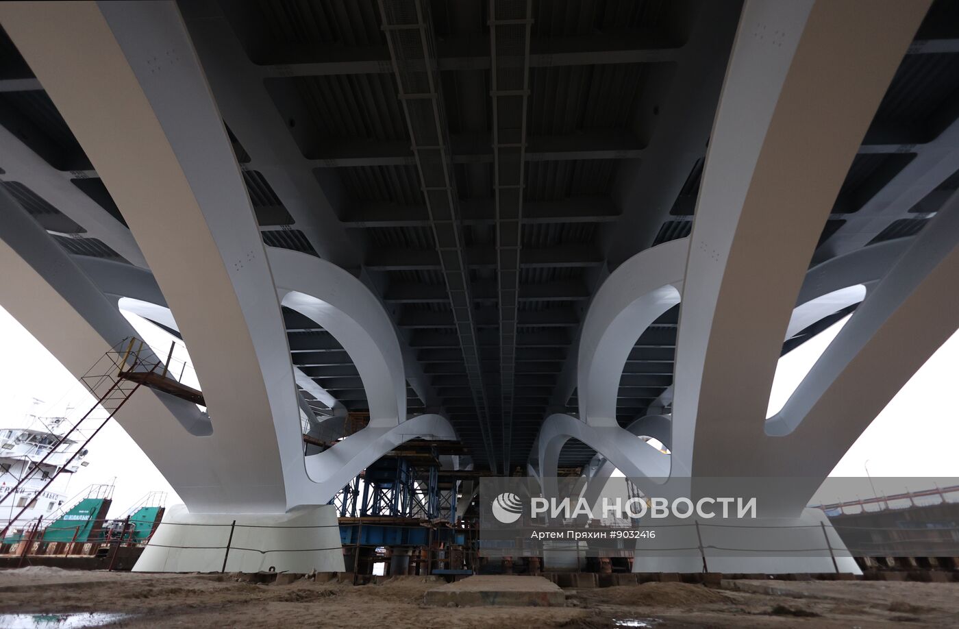 Строительная площадка Большого Смоленского моста в Санкт-Петербурге