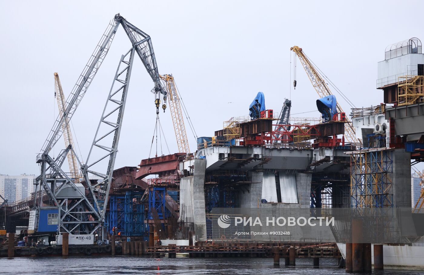Строительная площадка Большого Смоленского моста в Санкт-Петербурге