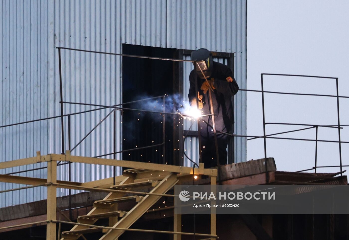 Строительная площадка Большого Смоленского моста в Санкт-Петербурге