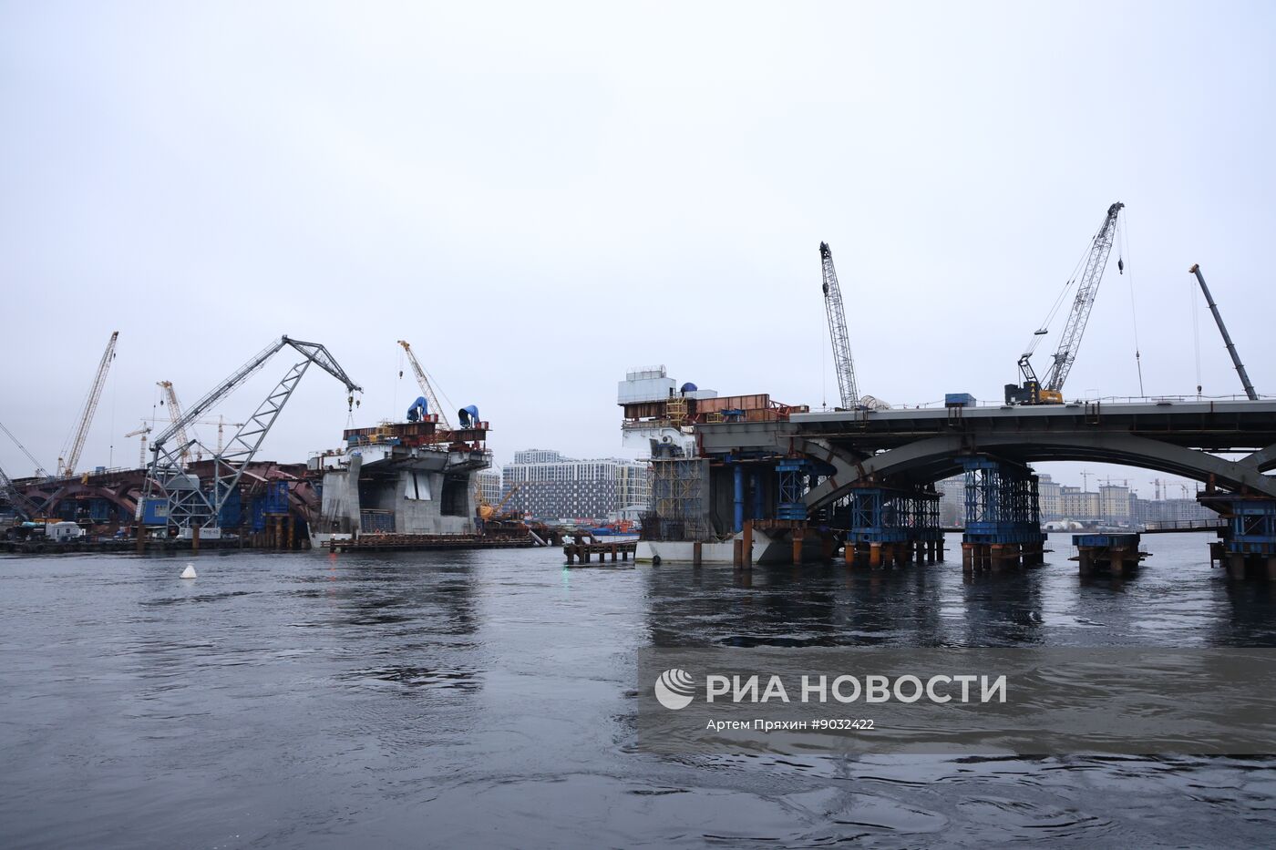 Строительная площадка Большого Смоленского моста в Санкт-Петербурге