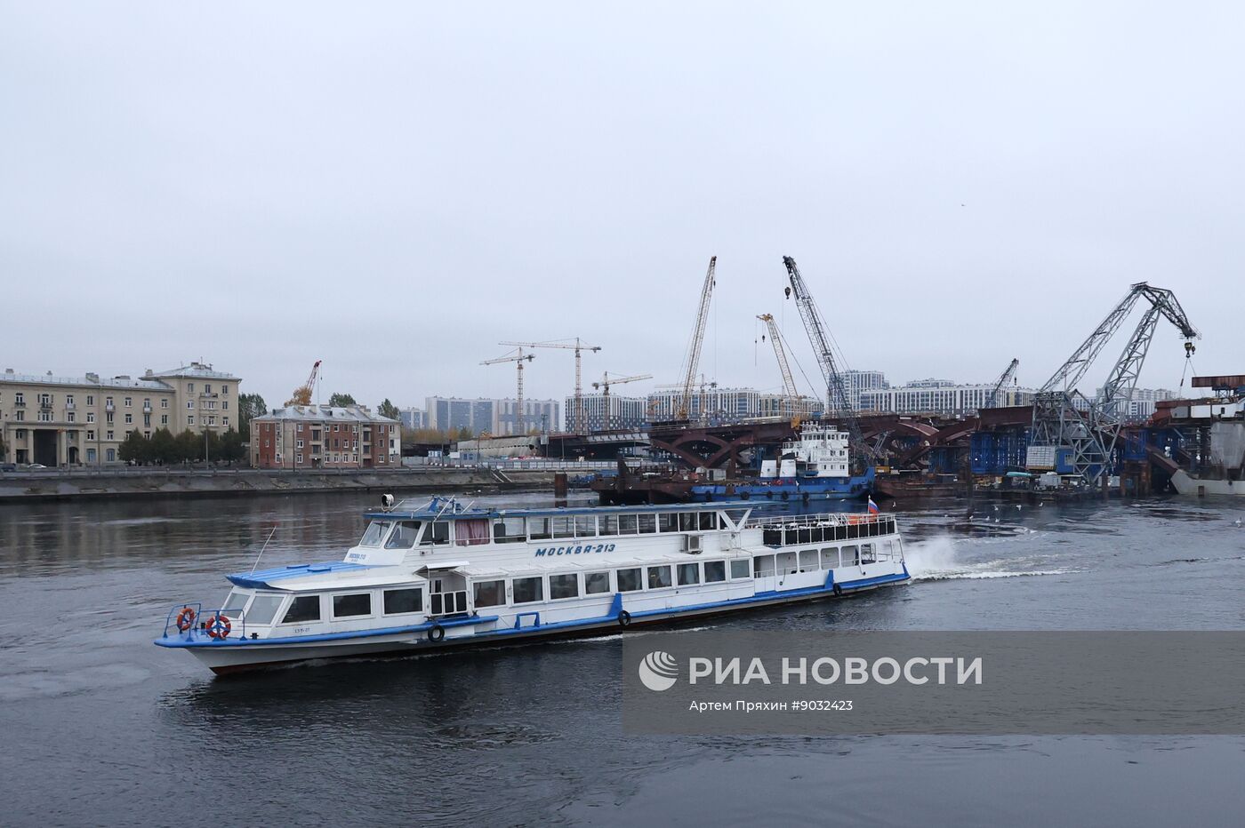 Строительная площадка Большого Смоленского моста в Санкт-Петербурге