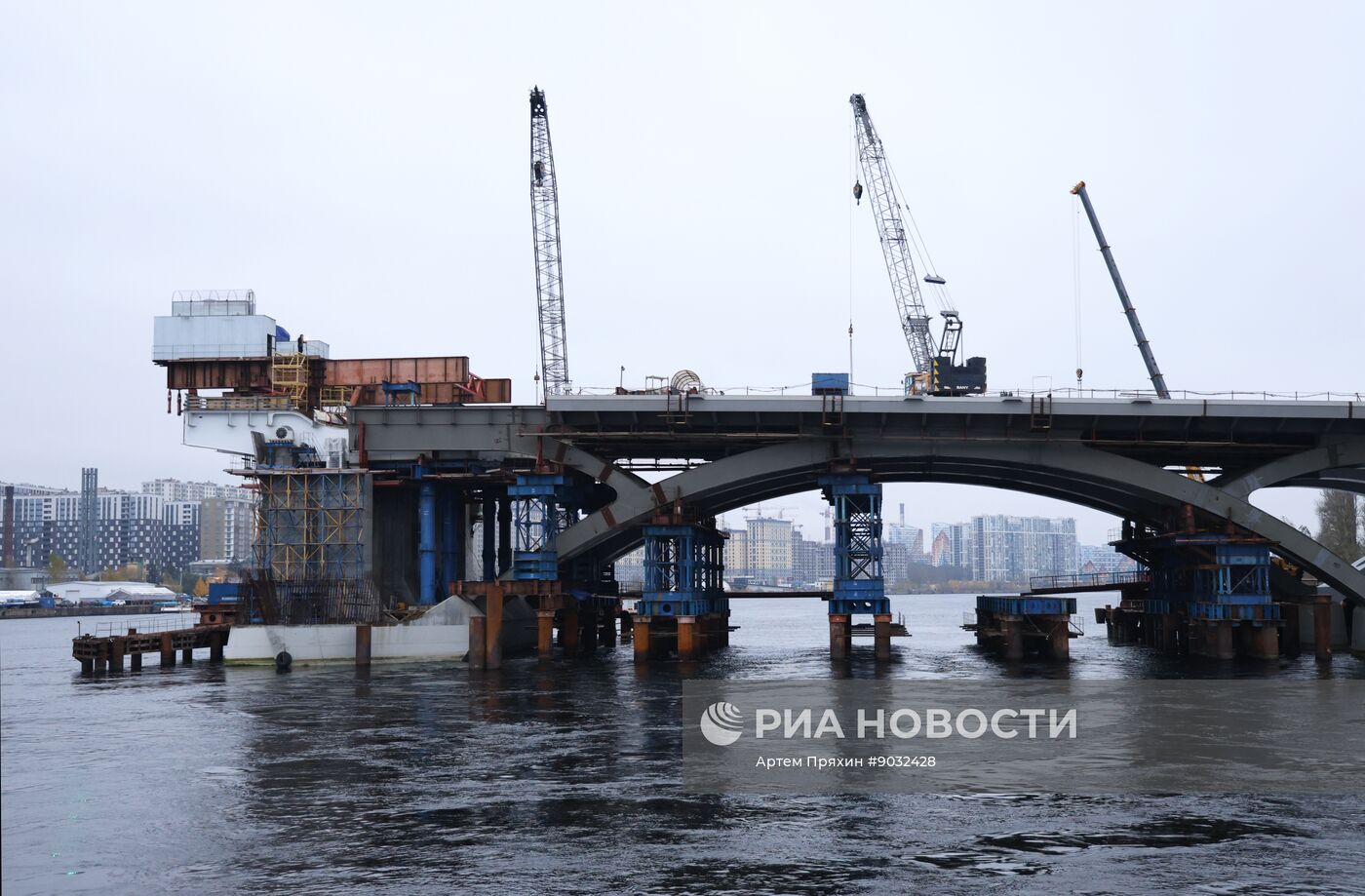 Строительная площадка Большого Смоленского моста в Санкт-Петербурге