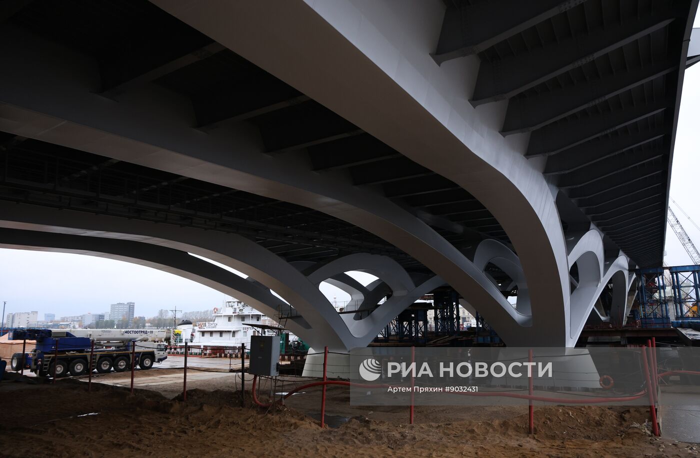 Строительная площадка Большого Смоленского моста в Санкт-Петербурге