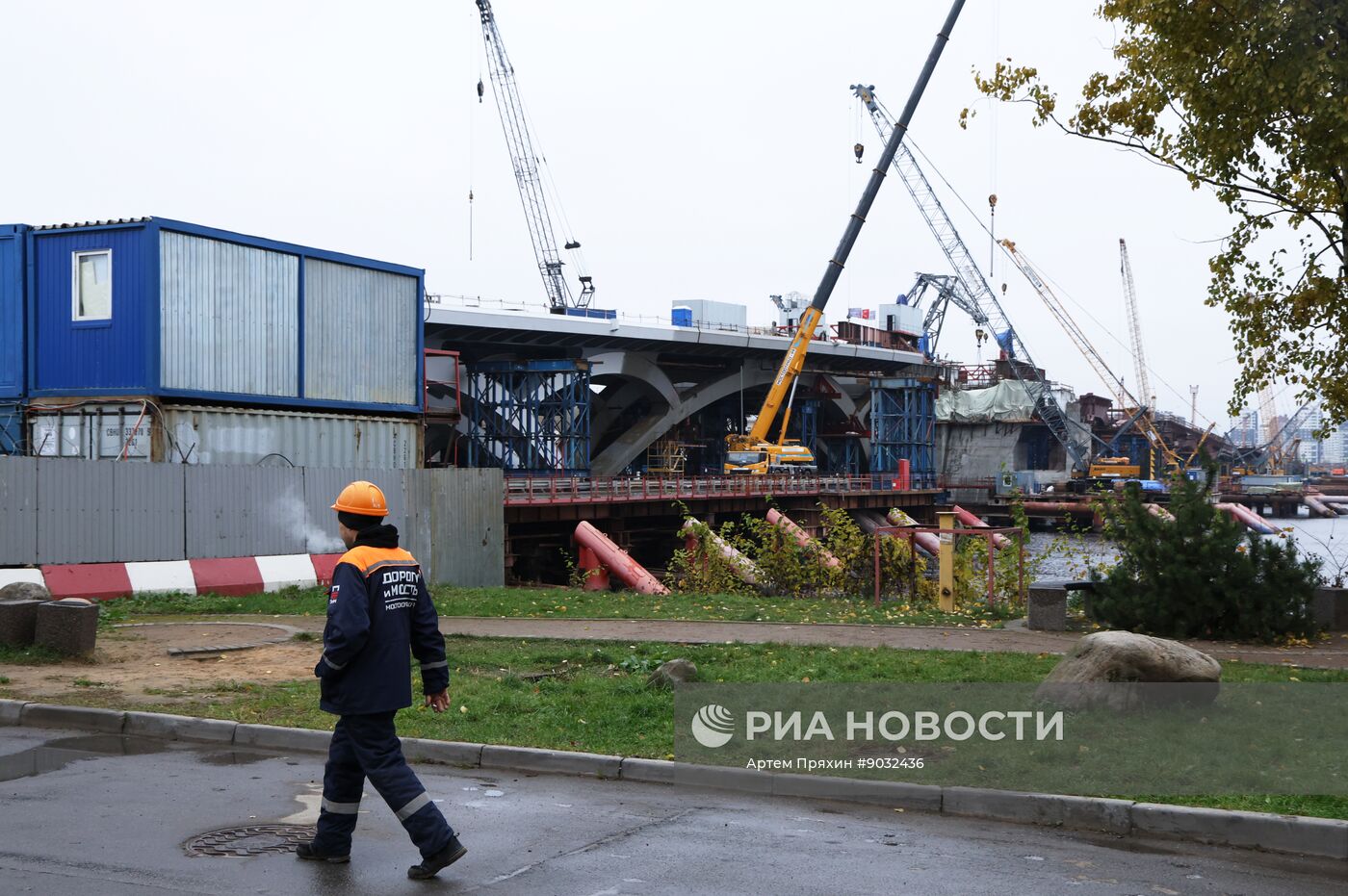Строительная площадка Большого Смоленского моста в Санкт-Петербурге