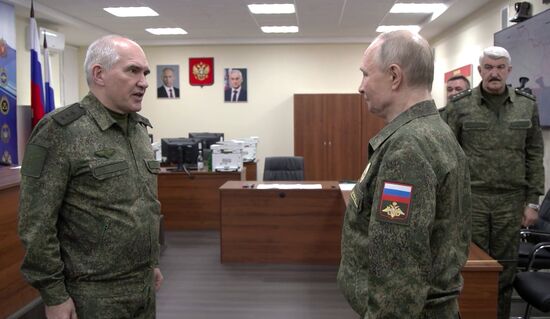 Президент Владимир Путин посетил пункт управления Объединённой группировки войск