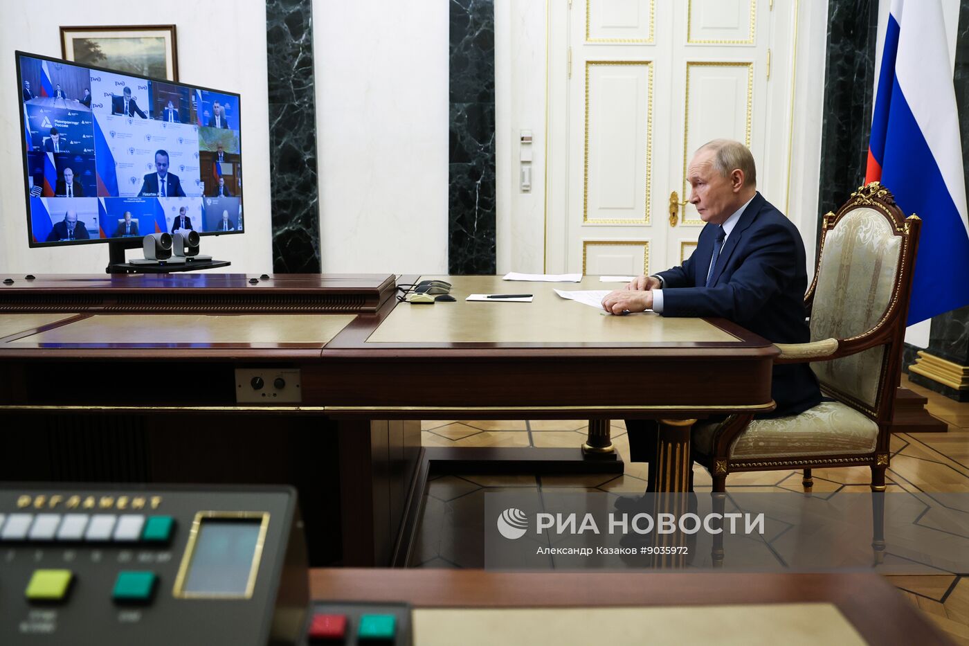 Президент Владимир Путин провел по видеосвязи совещание с правительством РФ