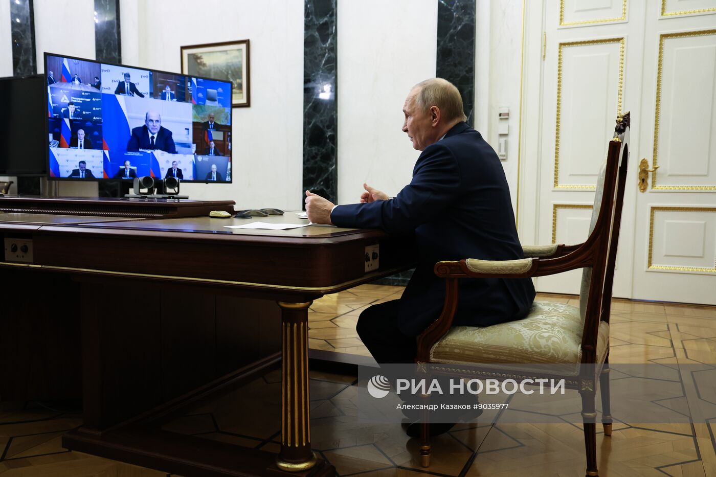 Президент Владимир Путин провел по видеосвязи совещание с правительством РФ