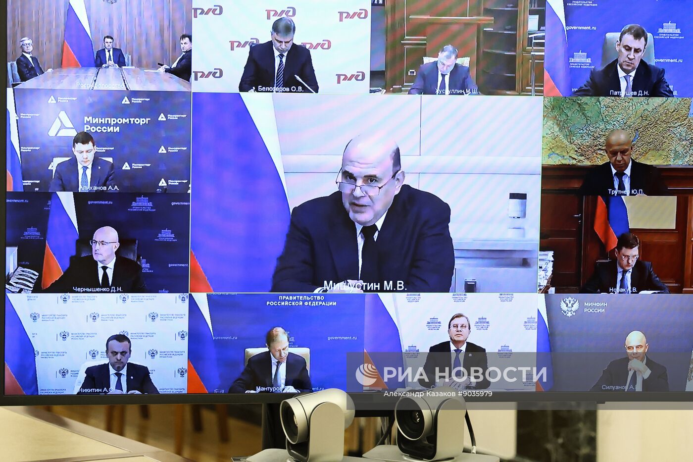 Президент Владимир Путин провел по видеосвязи совещание с правительством РФ