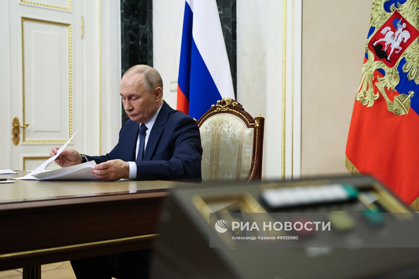 Президент Владимир Путин провел по видеосвязи совещание с правительством РФ