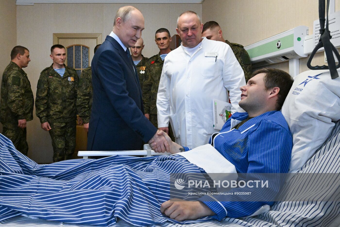 Президент Владимир Путин посетил военный госпиталь имени Мандрыка