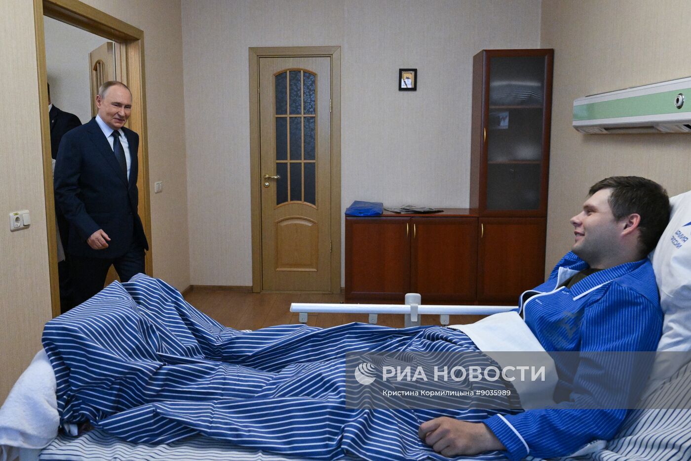 Президент Владимир Путин посетил военный госпиталь имени Мандрыка