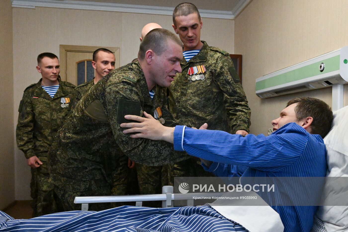 Президент Владимир Путин посетил военный госпиталь имени Мандрыка