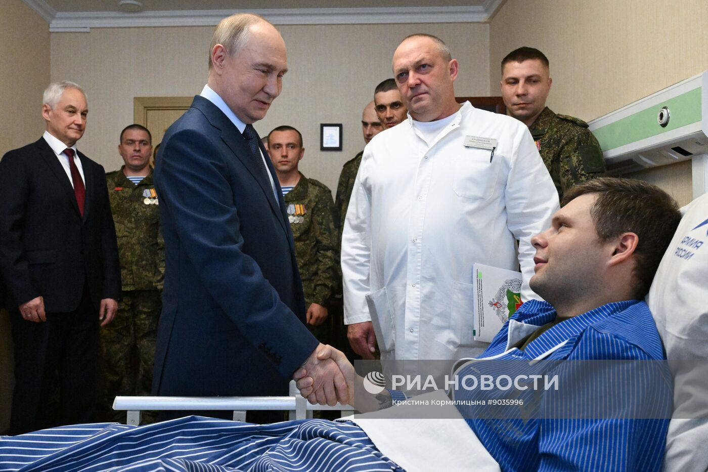 Президент Владимир Путин посетил военный госпиталь имени Мандрыка